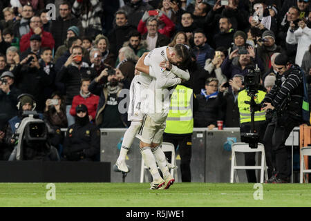 Madrid, Madrid, Spagna. 1 dicembre, 2018. Real Madrid Sergio Ramos (L) e Lucas Vazquez (R) celebrare un obiettivo durante la Liga match tra Real Madrid e Valencia CF a Stadio Santiago Bernabeu di Madrid in Spagna. Credito: Legan P. macis/SOPA Immagini/ZUMA filo/Alamy Live News Foto Stock