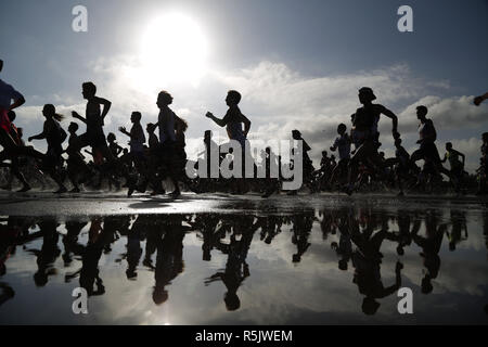 Walnut, CA, Stati Uniti d'America. 1 dicembre, 2018. 1 dicembre 2018 - Noce, California, Stati Uniti d'America - High school guide sono riflesse all'inizio del Senior Boys gara al Foot Locker Cross Country Campionati Regionali occidentale a Mt. San Antonio College in noce, CA. Credito: KC Alfred/ZUMA filo/Alamy Live News Foto Stock