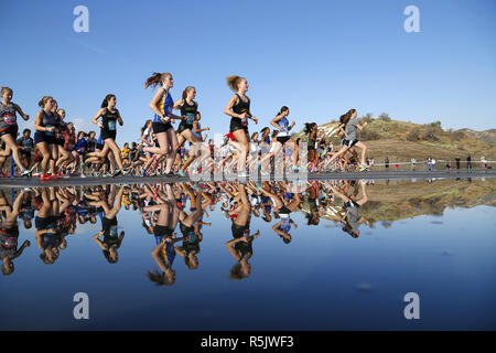 Walnut, CA, Stati Uniti d'America. 1 dicembre, 2018. 1 dicembre 2018 - Noce, California, Stati Uniti d'America - High school guide sono riflesse all'inizio le ragazze Senior gara al Foot Locker Cross Country Campionati Regionali occidentale a Mt. San Antonio College in noce, CA. Credito: KC Alfred/ZUMA filo/Alamy Live News Foto Stock