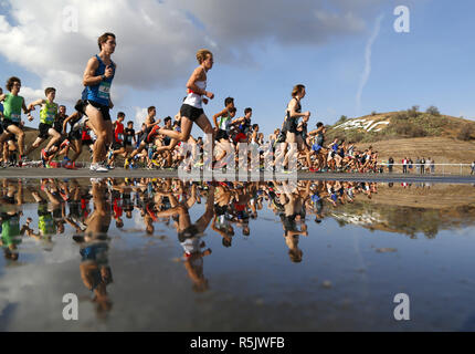 Walnut, CA, Stati Uniti d'America. 1 dicembre, 2018. 1 dicembre 2018 - Noce, California, Stati Uniti d'America - High school guide sono riflesse all'inizio campionato ragazzi gara al Foot Locker Cross Country Campionati Regionali occidentale a Mt. San Antonio College in noce, CA. Credito: KC Alfred/ZUMA filo/Alamy Live News Foto Stock