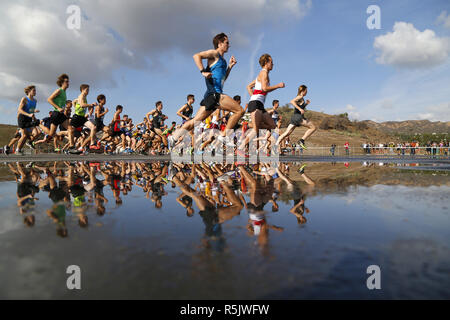 Walnut, CA, Stati Uniti d'America. 1 dicembre, 2018. 1 dicembre 2018 - Noce, California, Stati Uniti d'America - High school guide sono riflesse all'inizio campionato ragazzi gara al Foot Locker Cross Country Campionati Regionali occidentale a Mt. San Antonio College in noce, CA. Credito: KC Alfred/ZUMA filo/Alamy Live News Foto Stock