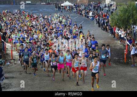 Walnut, CA, Stati Uniti d'America. 1 dicembre, 2018. 1 dicembre 2018 - Noce, California, Stati Uniti d'America - High school guide sono riflesse all'inizio la Junior Ragazzi gara al Foot Locker Cross Country Campionati Regionali occidentale a Mt. San Antonio College in noce, CA. Credito: KC Alfred/ZUMA filo/Alamy Live News Foto Stock