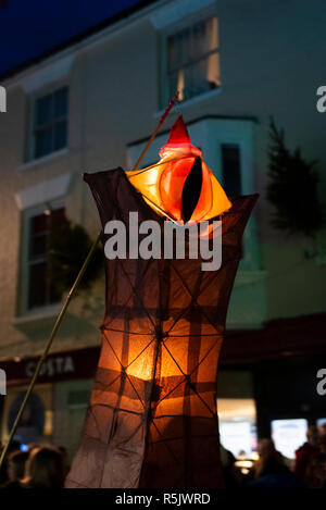 Milton Keynes, Regno Unito. 1 dicembre, 2018. Oltre duecento lanterne unisciti a Stony Stratford Lanterna processione portando a luci di Natale la commutazione sulla cerimonia. Il tema di questo anno per lanterne era 'Natale al cinema.' Credit: David Isaacson/Alamy Live News Foto Stock