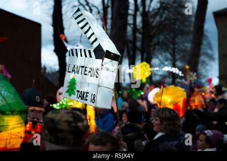 Milton Keynes, Regno Unito. 1 dicembre, 2018. Oltre duecento lanterne unisciti a Stony Stratford Lanterna processione portando a luci di Natale la commutazione sulla cerimonia. Il tema di questo anno per lanterne era 'Natale al cinema.' Credit: David Isaacson/Alamy Live News Foto Stock