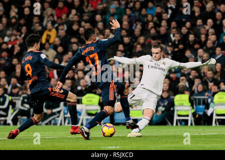 Del Real Madrid in Gareth Bale e Valencia CF Carlos Soler (L) e Francis Coquelin (R) lotta per la palla durante La Liga match tra Real Madrid e Valencia CF a Stadio Santiago Bernabeu di Madrid in Spagna. (Punteggio finale: Real Madrid 2 - 0 Valencia) Foto Stock