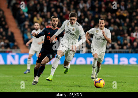 Del Real Madrid in Federico Valverde e Valencia CF di Jose Gaya visto in azione durante la Liga match tra Real Madrid e Valencia CF a Stadio Santiago Bernabeu di Madrid in Spagna. (Punteggio finale: Real Madrid 2 - 0 Valencia) Foto Stock