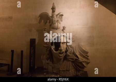 Parigi, Francia. 1 dicembre, 2018. Una statua visto rotto vicino al Arc De Triomphe durante un "Giubbotto giallo' protestare a Parigi. Senza alcuna affiliazione politica, l''˜Giubbotto giallo' circolazione raduni in varie città in Francia contro le tasse e aumento dei prezzi del carburante. Credito: Sathiri Kelpa SOPA/images/ZUMA filo/Alamy Live News Foto Stock