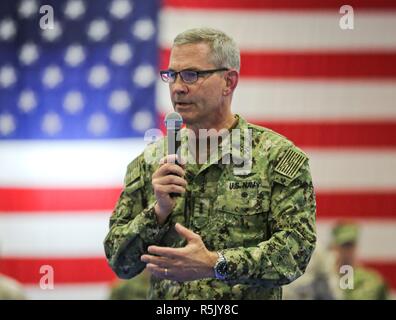 Stati Uniti Navy Vice Adm. Scott Stearney, comandante della U.S. Forze Navali del Comando Centrale offre commento durante il Naval Amphibious forzare la modifica del comando cerimonia al supporto navale attività Bahrain Luglio 3, 2018 in Manama, Bahrain. Vice Ammiraglio Stearney Scott è stato trovato morto nella sua residenza in Bahrain il 1 dicembre 2018 di suicidio. Foto Stock