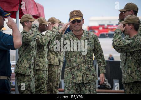 Stati Uniti Navy Vice Adm. Scott Stearney, comandante della U.S. Forze Navali del comando centrale è salutato sul quarterdeck delle visite-missile destroyer USS Jason Dunham Ottobre 24, 2018 a Manama, Bahrain. Vice Ammiraglio Stearney Scott è stato trovato morto nella sua residenza in Bahrain il 1 dicembre 2018 di suicidio. Foto Stock