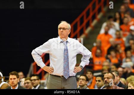 Syracuse, NY, STATI UNITI D'AMERICA. 1 dicembre, 2018. Siracusa head coach Jim Boeheim guarda come durante la prima metà del gioco come il Siracusa host arancione Cornell Big Red al Carrier Dome in Syracuse, New York. Foto di Alan Schwartz/Cal Sport Media/Alamy Live News Foto Stock