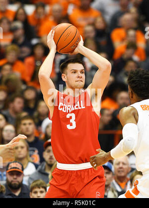 Syracuse, NY, STATI UNITI D'AMERICA. 1 dicembre, 2018. Cornell avanti Jimmy Boeheim sembra passare durante la prima metà del gioco come il Siracusa host arancione Cornell Big Red al Carrier Dome in Syracuse, New York. Foto di Alan Schwartz/Cal Sport Media/Alamy Live News Foto Stock