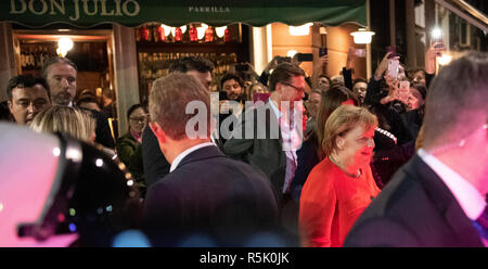 Buenos Aires, Argentina. 02Dec, 2018. Il cancelliere Angela Merkel (CDU - secondo da destra) lascia il ristorante Don Julio la sera dopo la fine del vertice G20 riunione. Dopo il vertice Merkel ancora avuto il tempo di esplorare la città. Ella ha dovuto rinviare il suo volo di ritorno al fine di dare l'equipaggio della sua sostituzione il prescritto periodo di riposo. Credito: Ralf Hirschberger/dpa/Alamy Live News Foto Stock