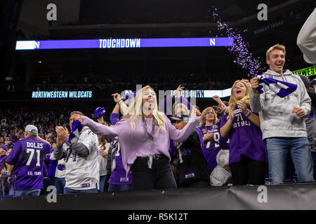 Indianapolis NEGLI STATI UNITI. 1 dicembre, 2018. Northwestern Wildcats ventole reagiscono dopo un touchdown nel 2018 Big dieci partita di campionato tra la Northwestern Wildcats e la Ohio State Buckeyes su dicembre 01, 2018 a Lucas Oil Stadium di Indianapolis, IN. Adam Lacy/CSM/Alamy Live News Foto Stock