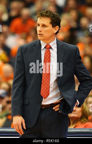 Syracuse, NY, STATI UNITI D'AMERICA. 1 dicembre, 2018. Cornell head coach Brian Earl guarda come il Syracuse Orange ha sconfitto il Cornell Big Red 63-55 al Carrier Dome in Syracuse, New York. Foto di Alan Schwartz/Cal Sport Media/Alamy Live News Foto Stock