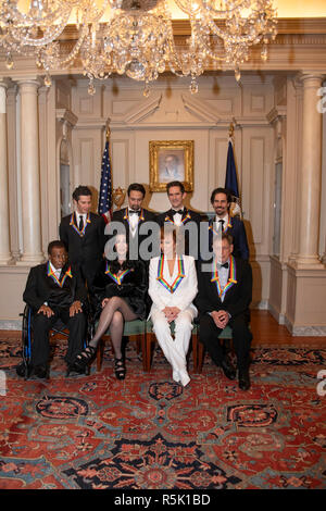 I destinatari della quarantunesima edizione annuale di Kennedy Center Honors posano per una foto di gruppo a seguito di una cena ospitata da Stati Uniti vice Segretario di Stato John J. Sullivan in loro onore presso il Dipartimento di Stato degli Stati Uniti in Washington, DC il Sabato, 1 dicembre 2018. Da sinistra a destra bancata posteriore: Thomas Kail, Lin-Manuel Miranda, Andy Blankenbuehler, e Alex Lacamoire. Prima fila, da sinistra a destra: Wayne Shorter, Cher, Reba Mcentire, e Philip Glass il 2018 honorees sono: la cantante e attrice Cher; il compositore e pianista Philip Glass; Country Music entertainer Reba Mcentire; e il sassofonista jazz e Campos Foto Stock