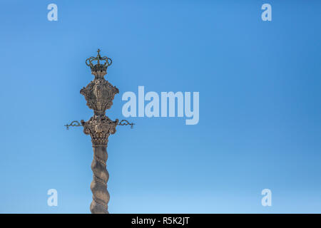 Oporto/PORTOGALLO - 10/02/2018 :vista dettagliata alla gogna della città di Porto, una scultura ornata, cielo blu come sfondo Foto Stock