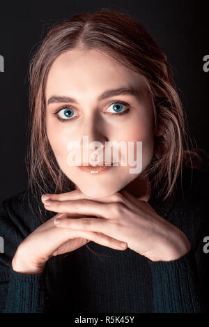 Ritratto di una giovane donna bionda Foto Stock