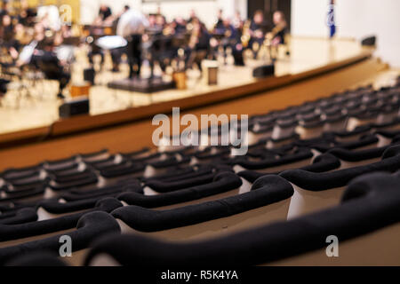 Sala concerti sedi le righe con musicisti pratica Foto Stock