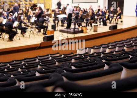 Sala concerti sedi le righe con musicisti pratica Foto Stock