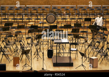 Concert hall stage con gabbie e sedie Foto Stock