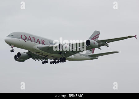 Qatar Airways Airbus A380-861 A7-APA l'atterraggio all'Aeroporto di Londra Heathrow Foto Stock