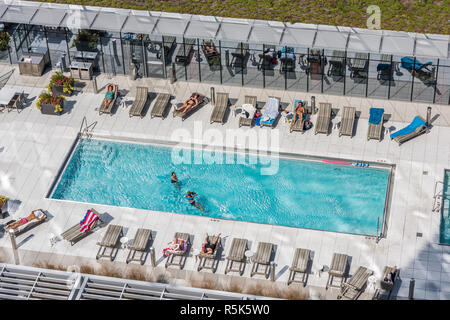 Vista aerea del nuoto pooll in downtown Chicago edificio condominiale Foto Stock