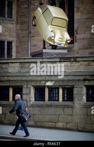 La Chiesa di San Nicola, Liverpool zoccolo la scultura, chiamato Lamé oro, è stato creato da disabili artista Tony Heaton Foto Stock