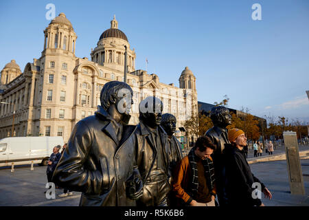 Liverpool Liverpool sul lungomare più famoso figli Fab Four Beatles musicisti statua in bronzo al Pier Head dallo scultore Andy Edwards Foto Stock