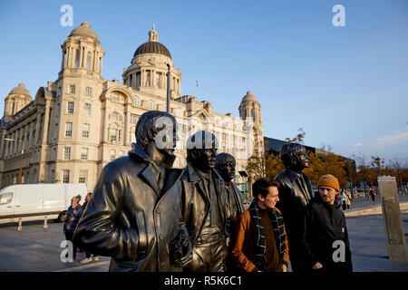 Liverpool Liverpool sul lungomare più famoso figli Fab Four Batales musicisti statua in bronzo al Pier Head dallo scultore Andy Edwards Foto Stock