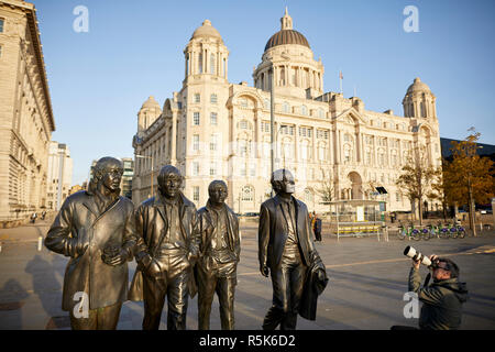 Liverpool Liverpool sul lungomare più famoso figli Fab Four Batales musicisti statua in bronzo al Pier Head dallo scultore Andy Edwards Foto Stock