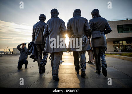 Liverpool Liverpool sul lungomare più famoso figli Fab Four Batales musicisti statua in bronzo al Pier Head dallo scultore Andy Edwards Foto Stock