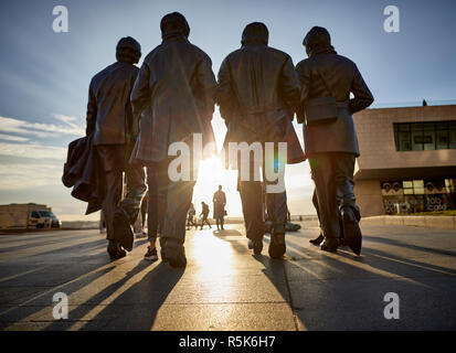 Liverpool Liverpool sul lungomare più famoso figli Fab Four Batales musicisti statua in bronzo al Pier Head dallo scultore Andy Edwards Foto Stock