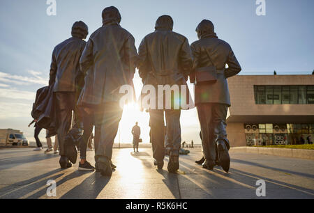 Liverpool Liverpool sul lungomare più famoso figli Fab Four Batales musicisti statua in bronzo al Pier Head dallo scultore Andy Edwards Foto Stock