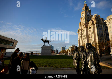 Liverpool Liverpool sul lungomare più famoso figli Fab Four Batales musicisti statua in bronzo al Pier Head dallo scultore Andy Edwards Foto Stock