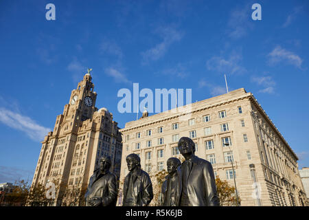 Liverpool Liverpool sul lungomare più famoso figli Fab Four Batales musicisti statua in bronzo al Pier Head dallo scultore Andy Edwards Foto Stock