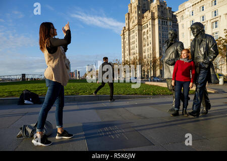 Liverpool Liverpool sul lungomare più famoso figli Fab Four Batales musicisti statua in bronzo al Pier Head dallo scultore Andy Edwards Foto Stock