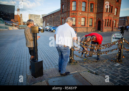 Pier Head Liverpool Waterfront turisti lucchetti di bloccaggio su ringhiere come simbolo del loro amore Foto Stock