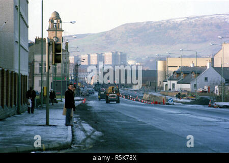 Guardando verso il basso Glasgow Road, Clydebank in un freddo giorno di dicembre. 1982 Foto Stock