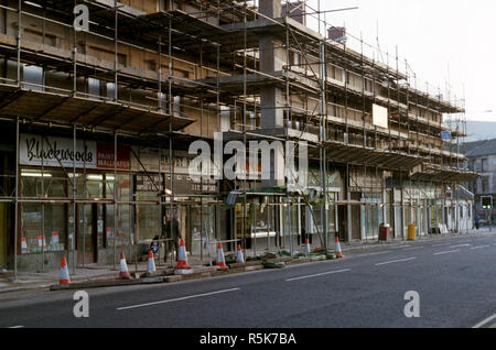 Tenements essendo ripristinato su Kilbowie Road, Clydebank 1983 Foto Stock