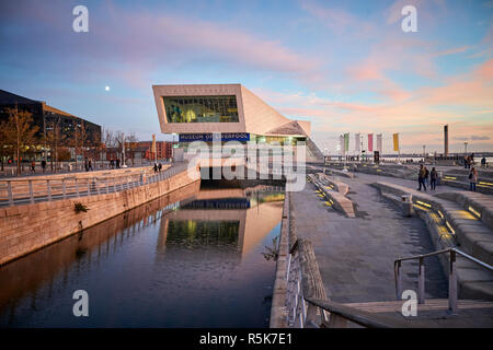 Pier Head Liverpool Waterfront Museum di Liverpool esterno al tramonto con il link di canale Foto Stock