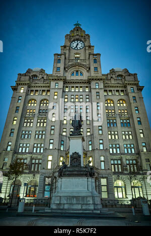 Liverpool Waterfront Pier Head Liver Building di notte Foto Stock