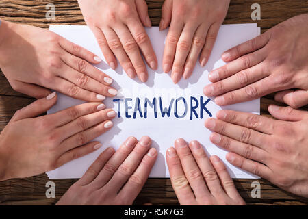 Mani sulla carta che mostra il concetto del lavoro di squadra Foto Stock