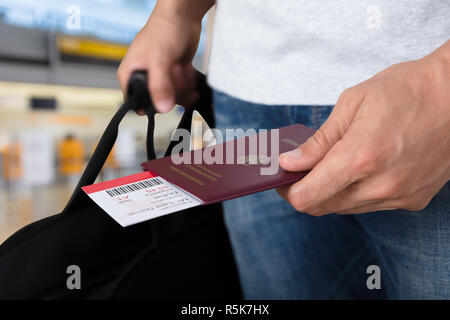 Persona con ritenuta bagagli Passaporto e carta di imbarco Biglietti Foto Stock