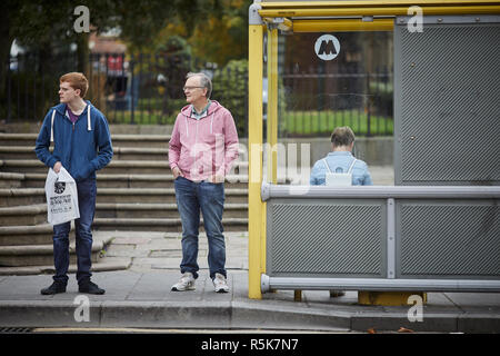 Il centro di Liverpool vicino Bold Street in attesa di un autobus alla fermata del bus Foto Stock