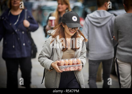 Il centro di Liverpool Bold Street semiscafi lady che trasporta le uova Foto Stock