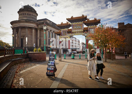 Il centro di Liverpool arco cinese Chinatown Gate, Nelson Street, sede della più antica comunità cinese in Europa Foto Stock