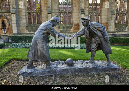 Il centro di Liverpool ora tutti insieme, la statua, progettato da Andy Edwards scultura in fibra di vetro per commemorare la Prima Guerra Mondiale 1914 tregua di Natale Foto Stock