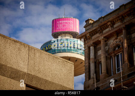 Il centro di Liverpool Radio City Tower torre di osservazione dietro gli edifici Foto Stock