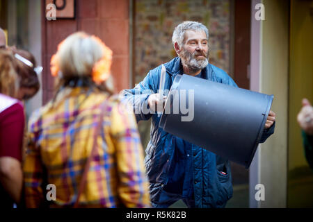 Il centro di Liverpool Mathews Street busker Foto Stock