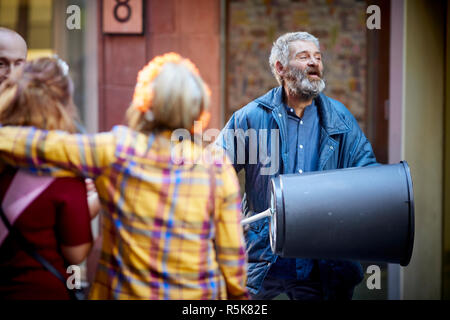 Il centro di Liverpool Mathews Street busker Foto Stock